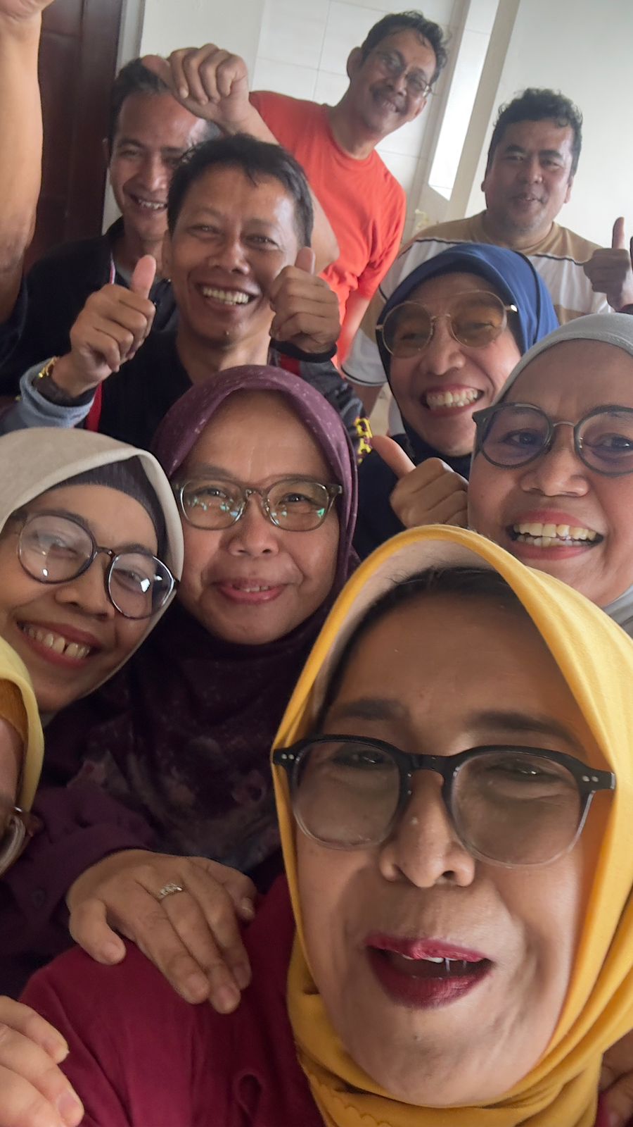 Tertawalah sebelom tertawa itu dilarang...wa ha ha lupakan dulu semua masalah :>  
