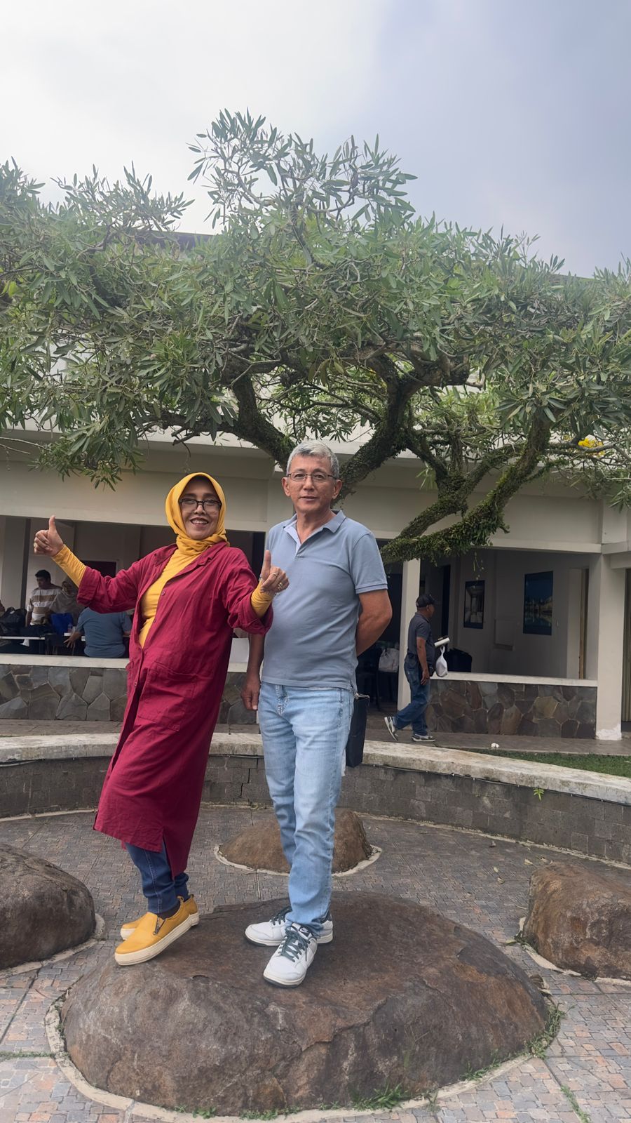 Heni lg bergaya sama yang mudaan :)